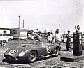 Maseratis legendärer Mechaniker und Testfahrer, Guerrino Bertocchi (links), beaufsichtigt das Betanken der Fangio-Behra 450S vor dem Start der 12 Stunden von Sebring.